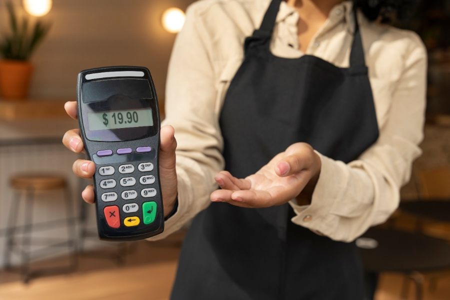 POS offline không cần Internet để vận hành, dữ liệu được lưu trữ trực tiếp trên máy